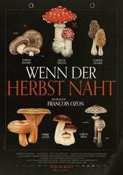 Das Bild zeigt eine Filmplakatgestaltung mit dem Titel „Wenn der Herbst naht“. Es sind verschiedene Pilze in stilisierten Darstellungen abgebildet, die den herbstlichen Charakter des Films unterstreichen. Der Name des Regisseurs, François Ozon, ist ebenfalls prominent platziert.