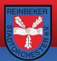 Das Bild zeigt das Wappen des Reinbeker Stadtorchesters e.V. Der Wappenhintergrund ist rot, zeigt Blätter und ein Band, das die Aufschrift „Reinbeker Stadtorchester e.V.“ umfasst.