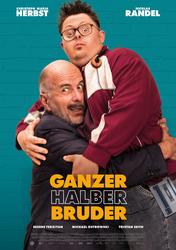 Ein Filmplakat zeigt zwei Männer, die sich umarmen. Der jüngere Mann trägt eine Brille und hat Down-Syndrom, während der ältere Mann mit einem ernsthaften Blick dreinblickt. Der Titel "GANZER HALBER BRUDER" ist prominent am unteren Rand des Plakats zu sehen.